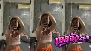 หลุดสาวตั้งกล้องเล่นนมโชว์หน้ากล้อง
